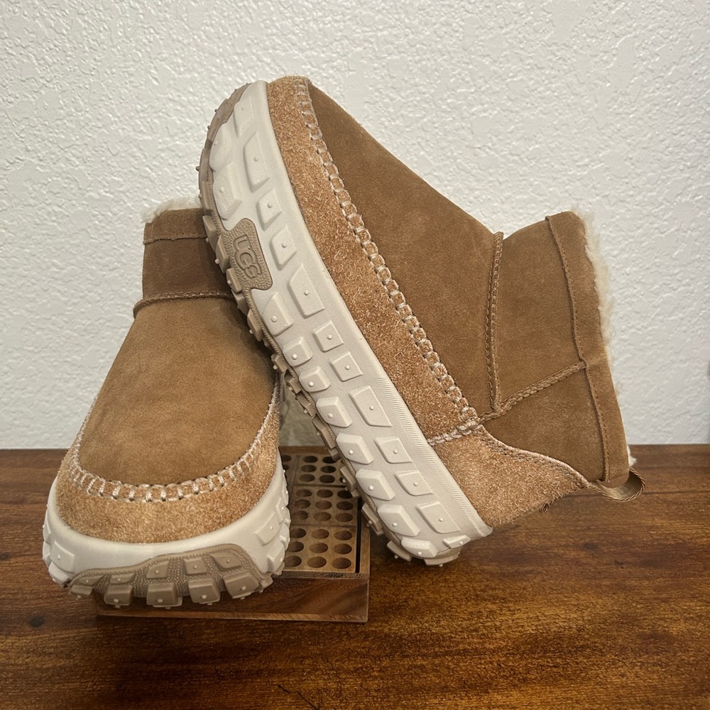 UGG® All-Gender Venture Daze Ultra Mini Boot - Chestnut. Size: Women 8-Men 7 - Picture 2 of 8